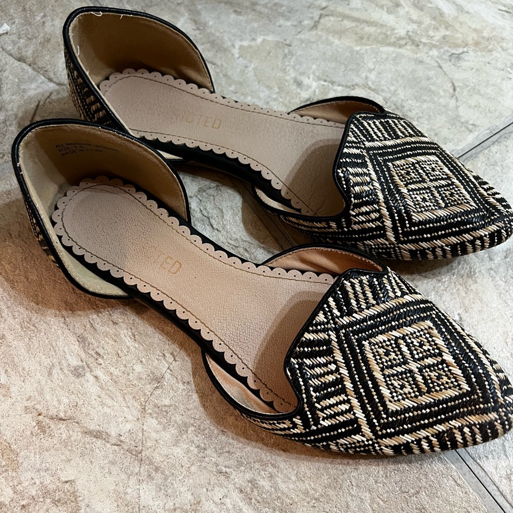 Women's Black and Tan Flats